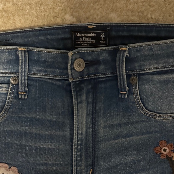 Abercrombie & Fitch Floral Embroidered Simone High Rise Ankle Jean Size 27/4L - Picture 3 of 4